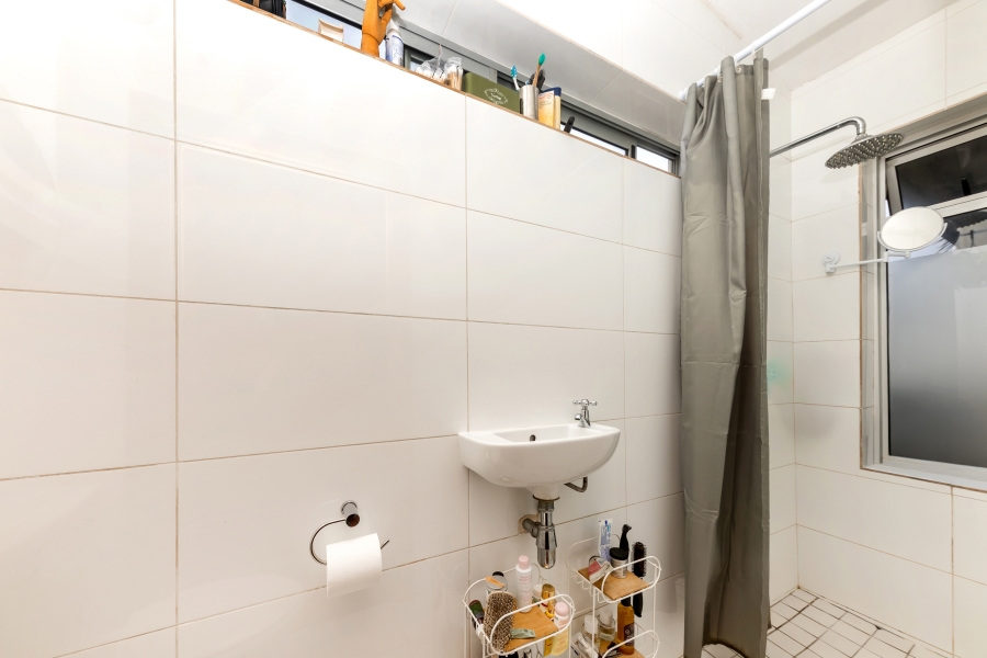 To Let 4 Bedroom Property for Rent in Vredehoek Western Cape